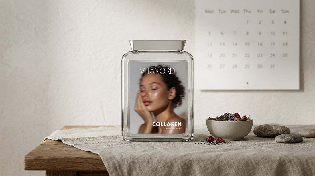 VitaNord Kollagen Plus-burk vid ett fönster med mjukt morgonljus och en kalender i bakgrunden.