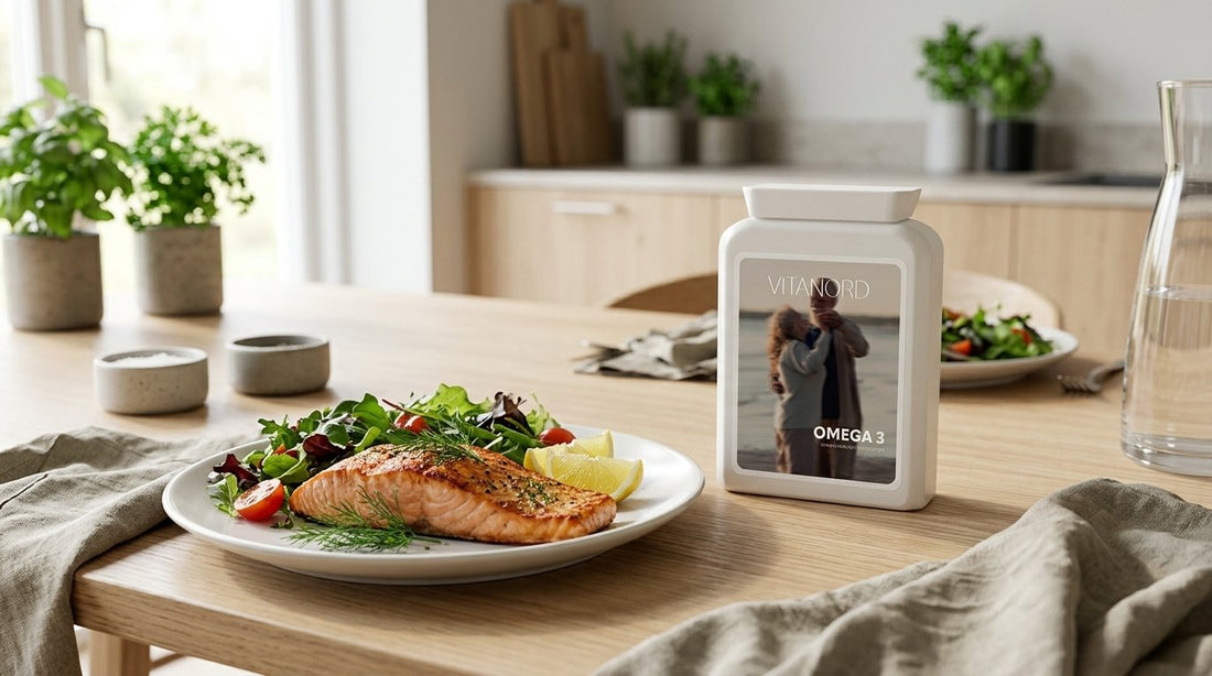 Tallrik med lax och gröna blad bredvid en burk VitaNord Omega-3 på ett träbord
