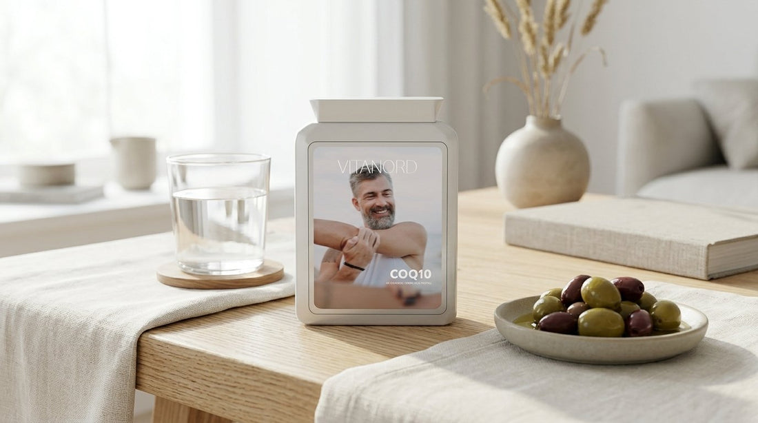 Q10-burk från VitaNord på ett träbord bredvid ett glas vatten i mjukt dagsljus