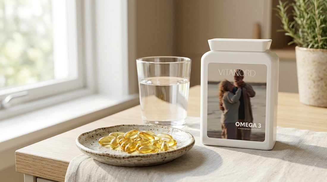 Omega-3-kapslar i skål bredvid vattenglas och burk VitaNord Omega-3