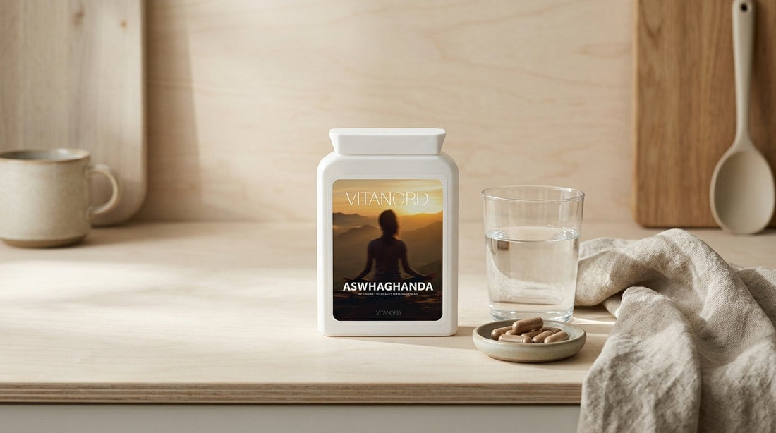 Ashwagandha-burk med kapslar och ett glas vatten på en köksbänk